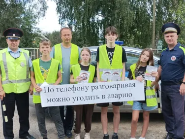 Перевозские автоинспекторы напомнили водителям об опасности использования телефонов за рулём